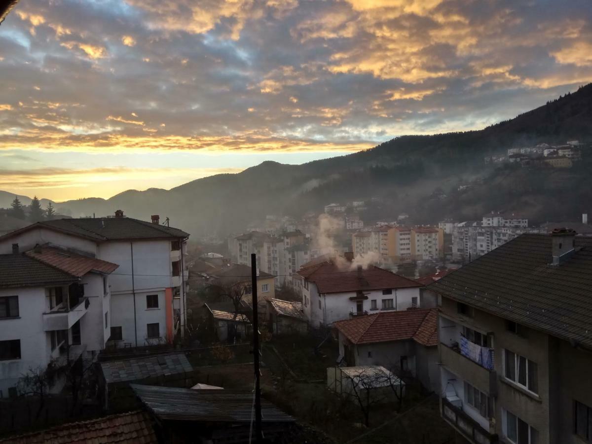 Yellow House Smolyan Buitenkant foto