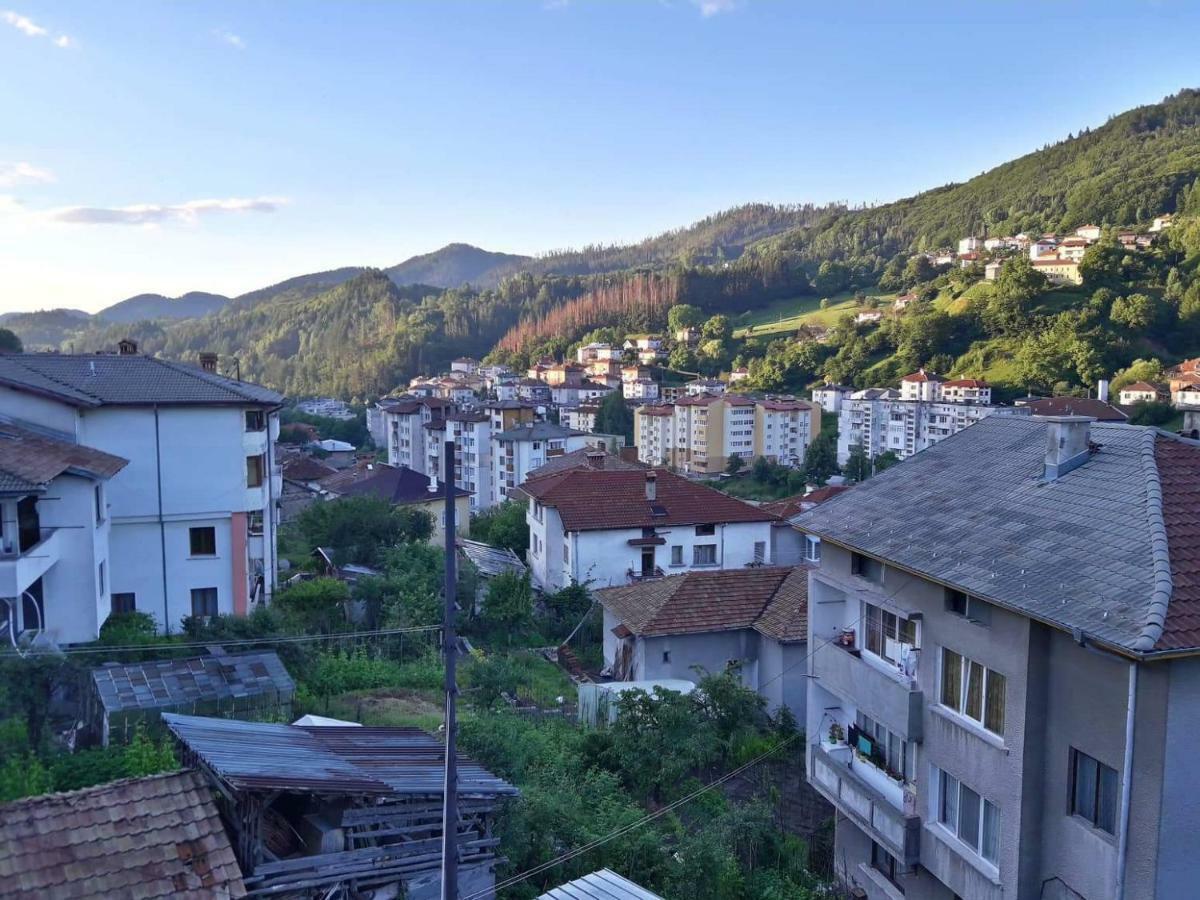 Yellow House Smolyan Buitenkant foto